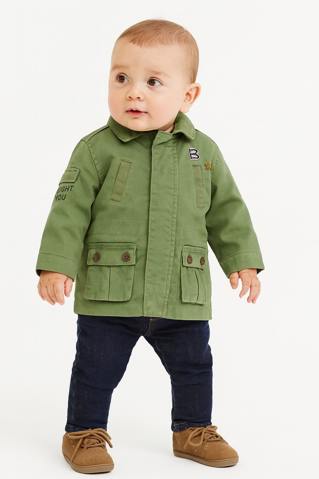 Maluch w kurtce Mayoral 1441 w stylu militarnym khaki z kieszeniami i naszywkami, widok z przodu
