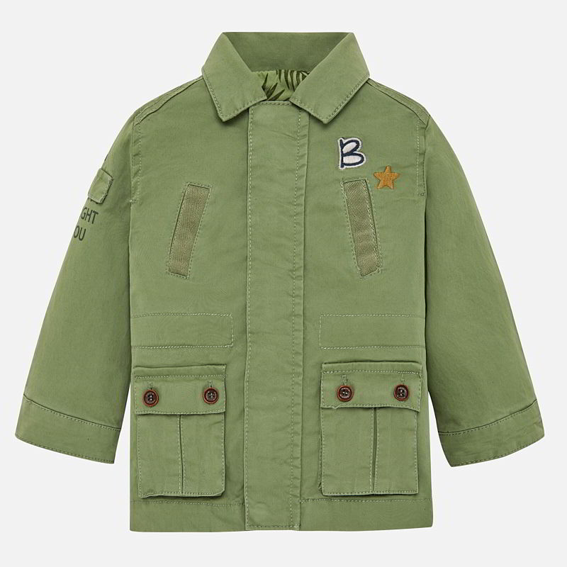 Maluch w kurtce Mayoral 1441 w stylu militarnym khaki z kieszeniami i naszywkami, widok z przodu