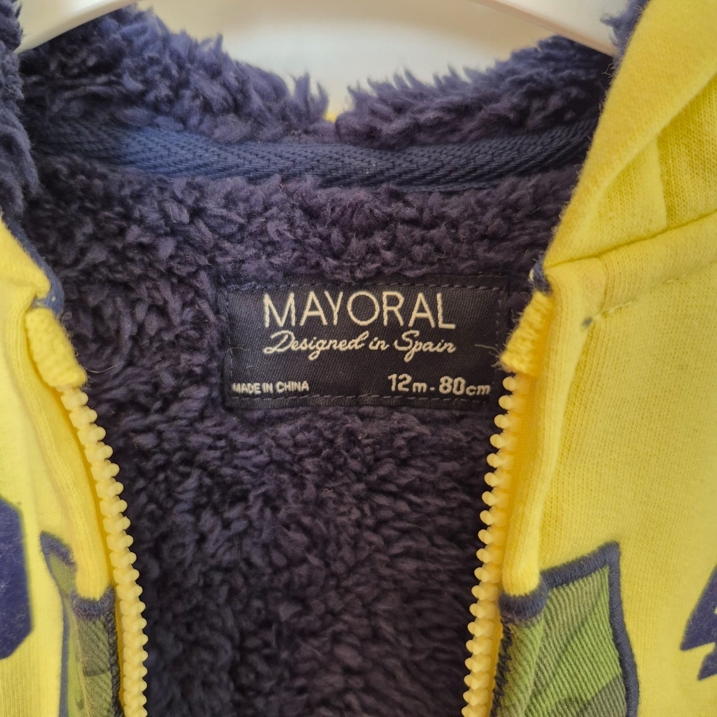 Żółta bluza z kapturem i aplikacją moro, Mayoral 2497