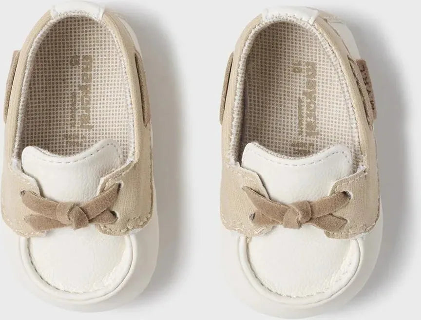 Niechodki niemowlęce – mokasyny kremowe styl boat shoe Mayoral 9620