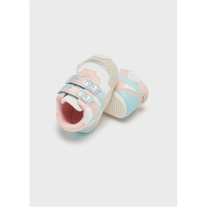 Niechodki niemowlęce – sneakersy pastelowe z holograficznym rzepem  Mayoral 9512