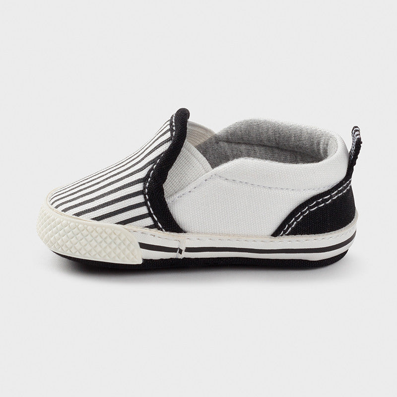 Niechodki niemowlęce – slip-on w czarno-białe paski Mayoral 9400
