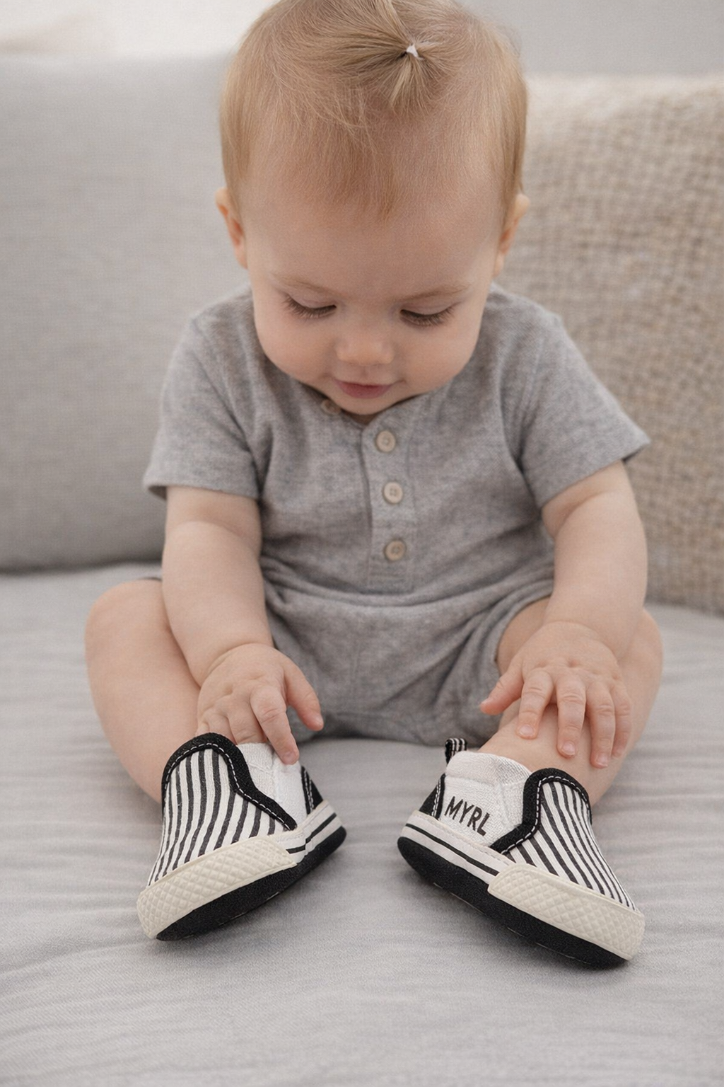 Niechodki niemowlęce – slip-on w czarno-białe paski Mayoral 9400